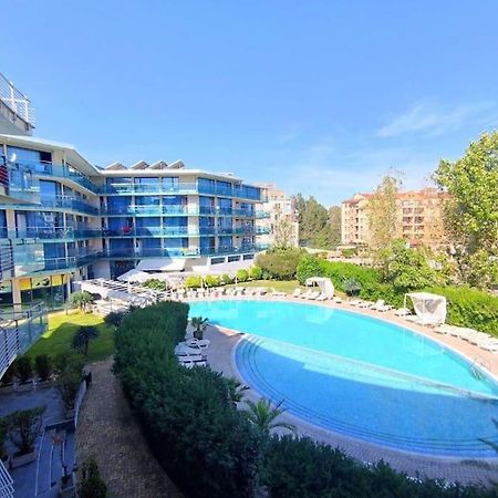 Large Apartment In Pantai Sunny Bagian luar foto