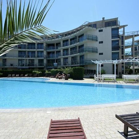 Large Apartment In Pantai Sunny Bagian luar foto