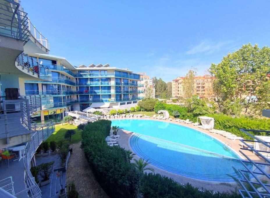 Large Apartment In Pantai Sunny Bagian luar foto