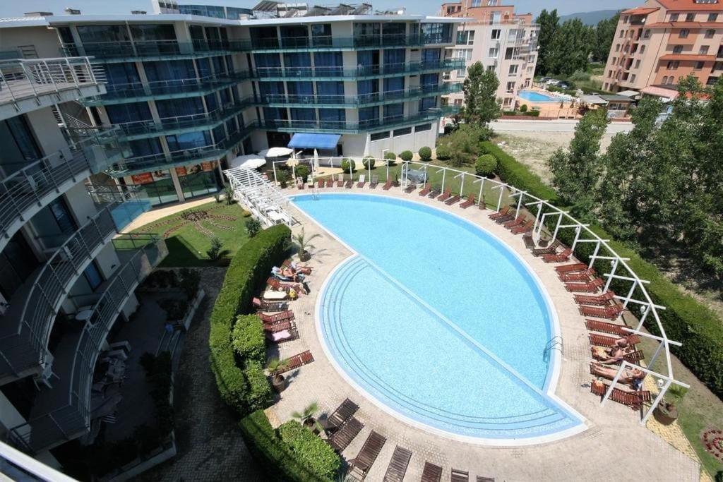 Large Apartment In Pantai Sunny Bagian luar foto