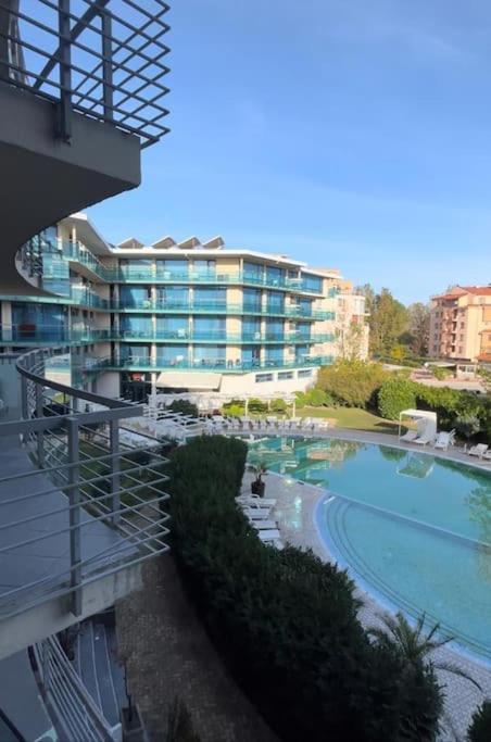 Large Apartment In Pantai Sunny Bagian luar foto