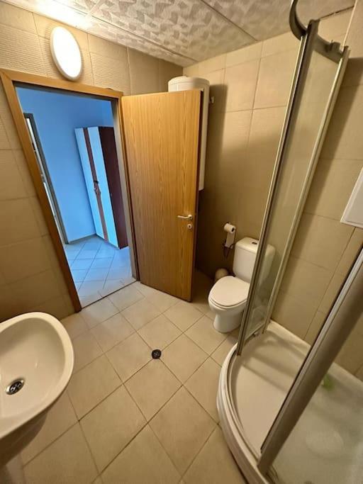 Large Apartment In Pantai Sunny Bagian luar foto